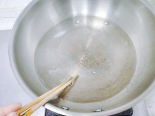 妈妈的味道-黄梅糊肉汤,用筷子把油搅动，盖上锅盖，大火煮开。