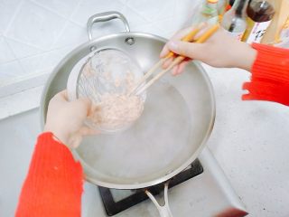 妈妈的味道-黄梅糊肉汤,水开后，把拌好的肉放进去，用筷子迅速搅动，直到汤变浓稠，试下味道，淡了加点盐，然后撒上葱花，在煮一会，就可以关火了。