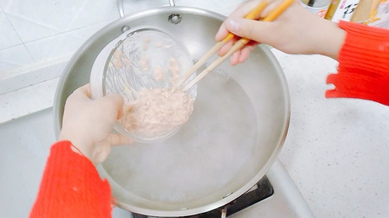 妈妈的味道-黄梅糊肉汤,水开后，把拌好的肉放进去，用筷子迅速搅动，直到汤变浓稠，试下味道，淡了加点盐，然后撒上葱花，在煮一会，就可以关火了。