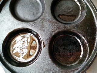 糖醋荷包蛋,铸铁锅中刷一层橄榄油，烧至7成热。