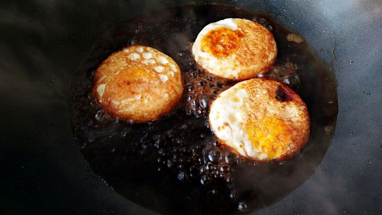 糖醋荷包蛋,将调好的糖醋汁直接入锅，煮开后放入煎蛋。