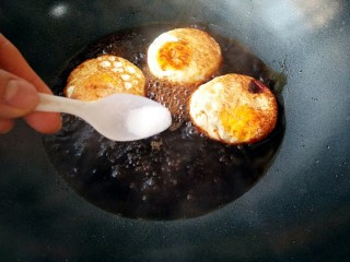 糖醋荷包蛋,加适量的盐煮 1-2分钟。