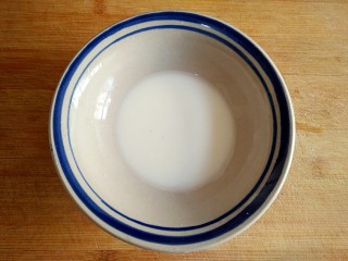 糖醋荷包蛋,1勺淀粉，5勺水，调碗芡。