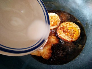 糖醋荷包蛋,将调好的碗芡倒入锅中。
