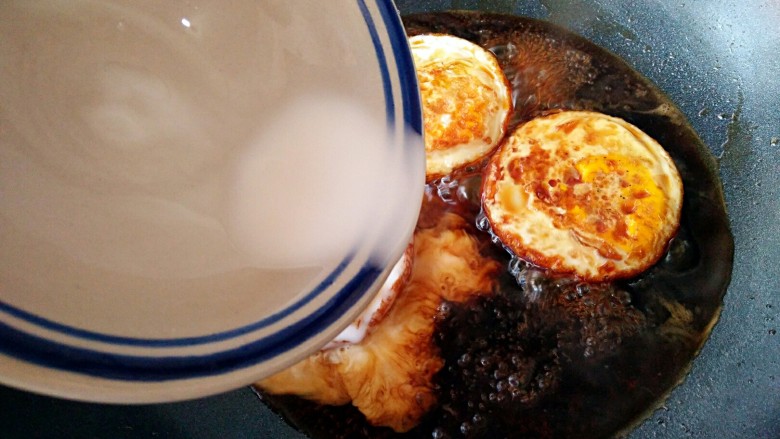 糖醋荷包蛋,将调好的碗芡倒入锅中。