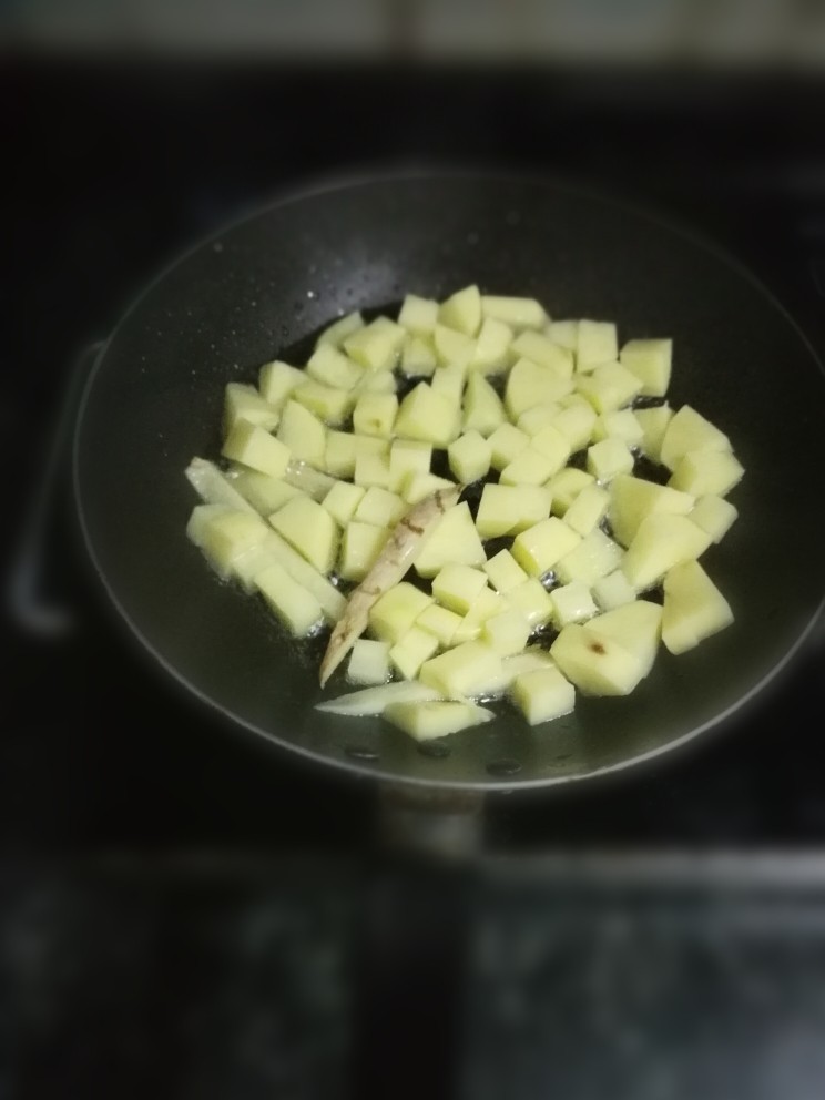 土豆焖小米饭,放入土豆块，小火慢慢煎～
