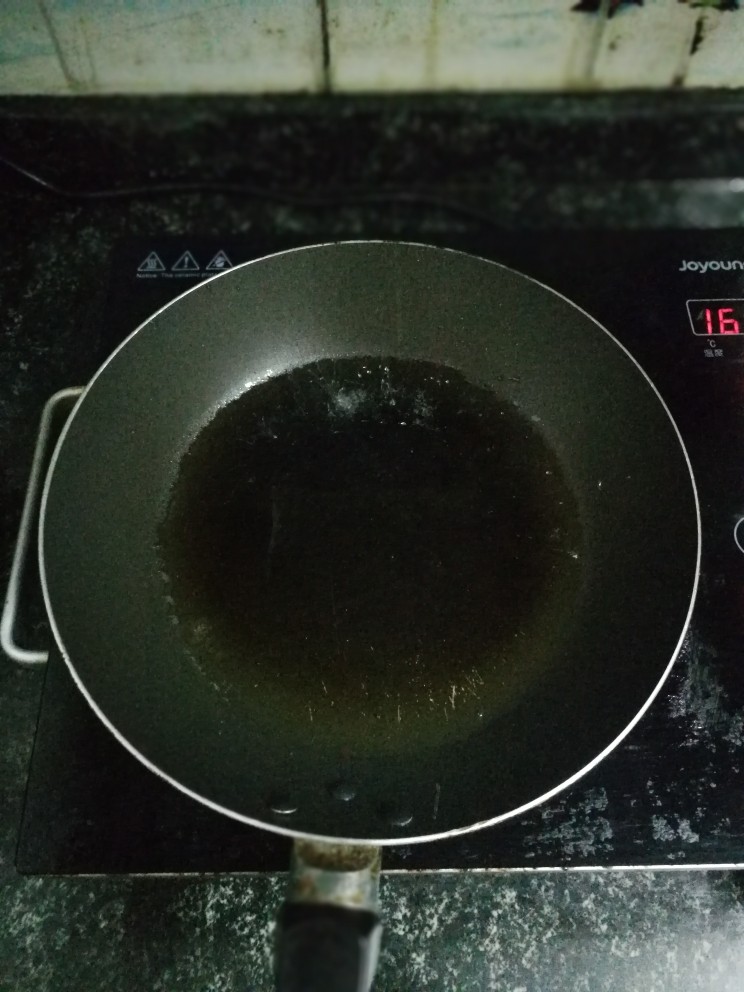 土豆焖小米饭,炒锅放油，烧热