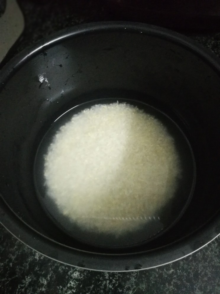 土豆焖小米饭,洗干净后，按平时煮饭的习惯放水