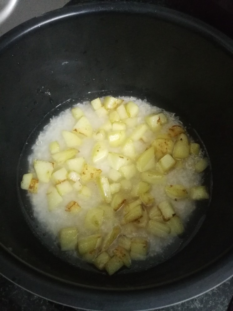 土豆焖小米饭,放入炒制好的土豆