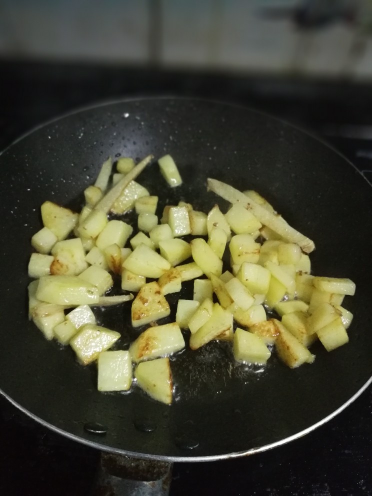 土豆焖小米饭,煎至一面微黄后，翻炒另一下也焦黄