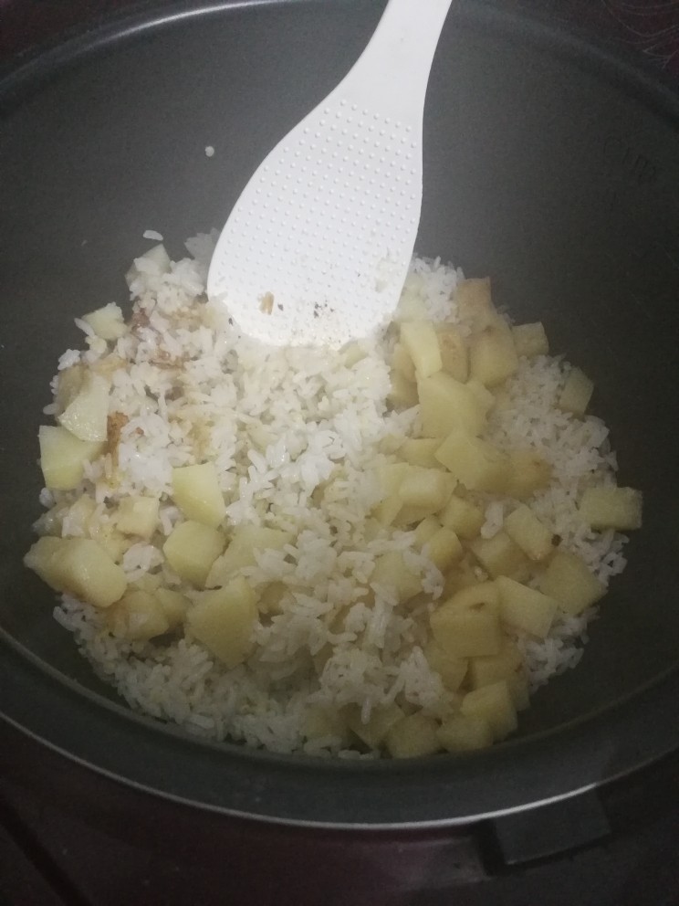 土豆焖小米饭,煮好的米饭，拌均匀