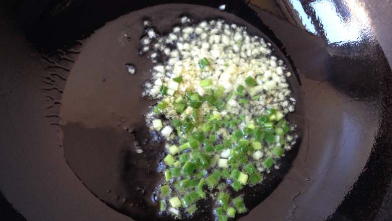 香辣豆笋,锅中倒入适量油，中小火把油烧热后下入葱姜蒜末爆香