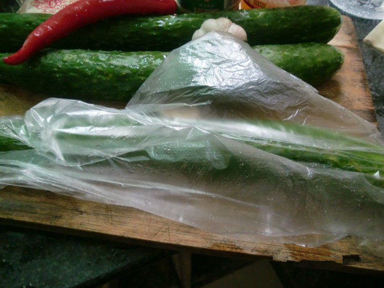 #过年必不可少的凉菜#——拍 黄瓜,把洗干净的黄瓜装进保鲜袋里。