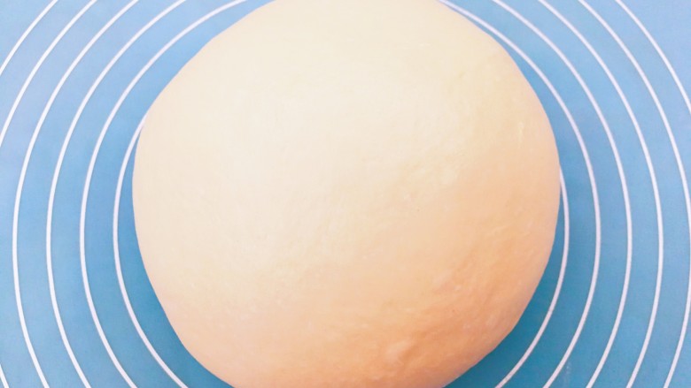 酸奶豆腐小餐包～一次发酵,和面程序结束后，取出面团，排气滚圆