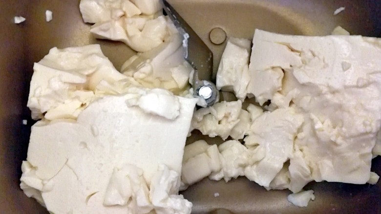 酸奶豆腐小餐包～一次发酵,豆腐称重放入面包机
