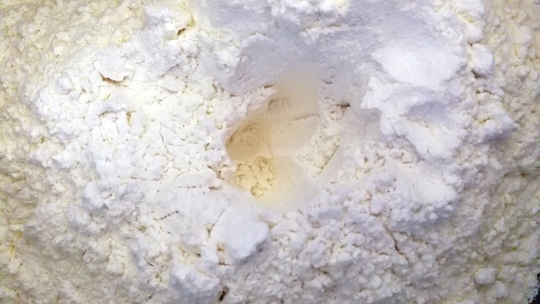 酸奶豆腐小餐包～一次发酵,加入面粉，中间挖一个洞