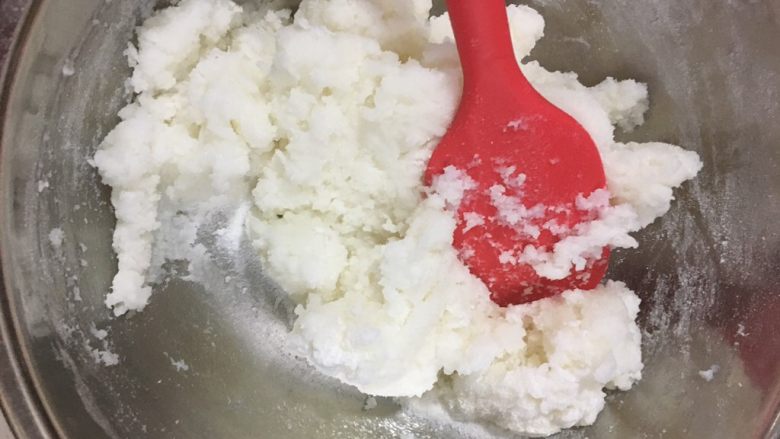 奶黄冰皮月饼,用刮刀拌匀，静置片刻揉至面团光滑