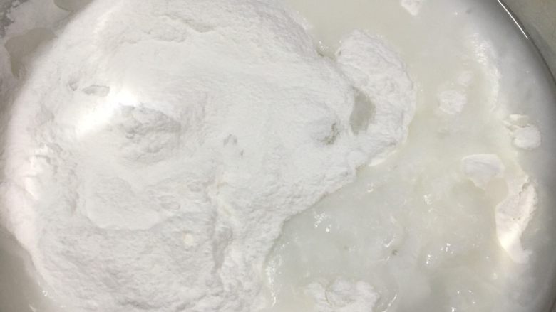 奶黄冰皮月饼,下一步冰皮部分，将冰皮月饼预拌粉倒入盆中，加入等量的沸水