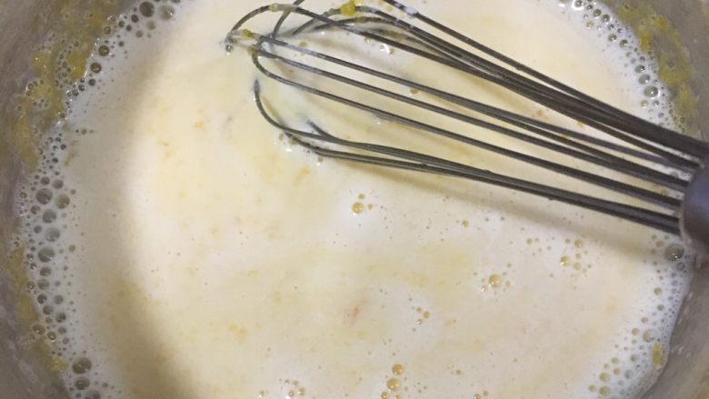 奶黄冰皮月饼,分次少量倒入蛋黄糊中，边倒边搅拌