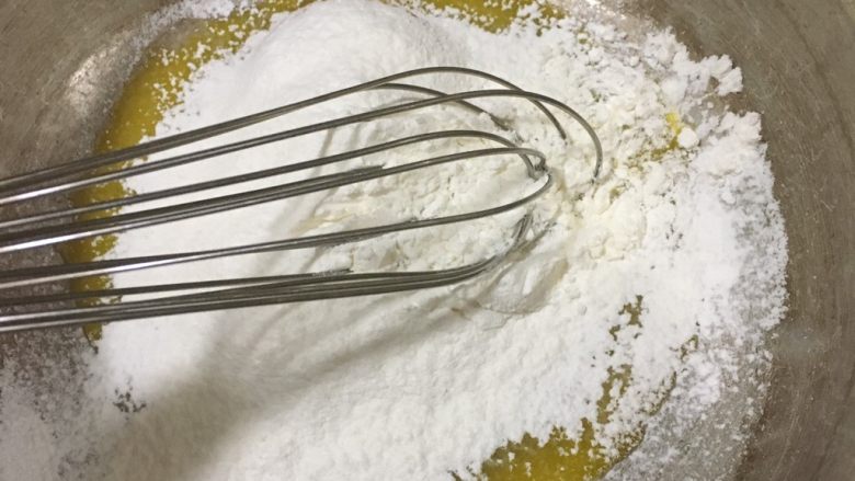 奶黄冰皮月饼,将过筛后的粉类加入搅拌均匀