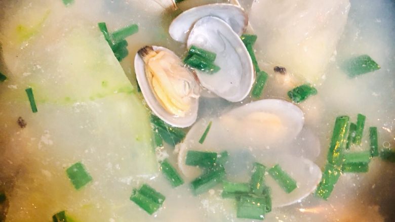 冬瓜花蛤汤,花蛤煮张口后再煮1-2分钟，煮好后撒入葱花放入适量的盐即可。