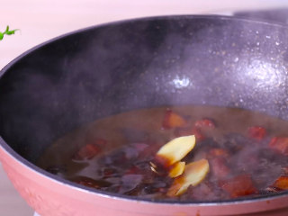 干豆角红烧肉,再加入姜片红和葱段