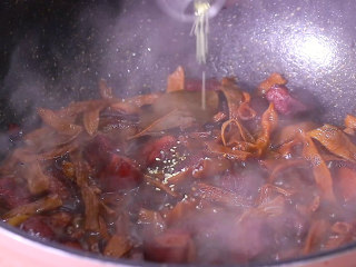 干豆角红烧肉,40分钟后大火收汁后加入盐和鸡精即可