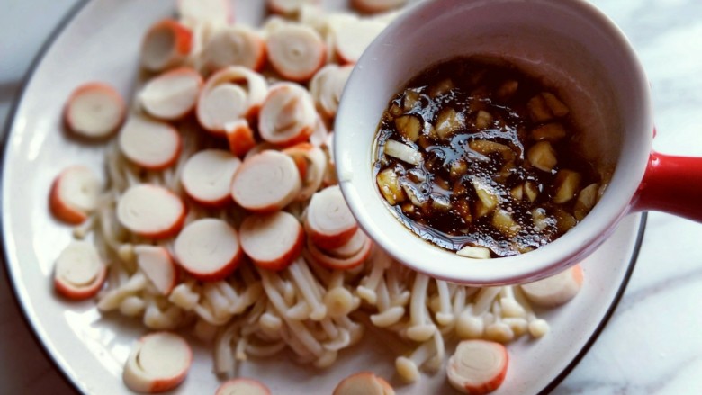 新年必备的双味儿蟹肉蒸金针菇,再将拌均匀的调味料淋再蟹肉棒金针菇上面即可。