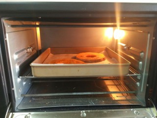 香烤鸡蛋南瓜圈,烤箱160度，中层上下火烤15分钟