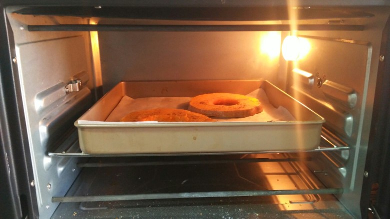 香烤鸡蛋南瓜圈,烤箱160度，中层上下火烤15分钟