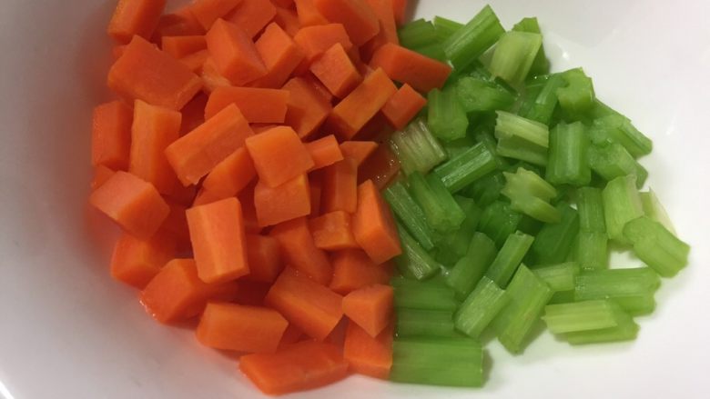 五香花生仁,红萝卜和芹菜分别焯水捞出，并加入少许盐和醋腌制10分钟