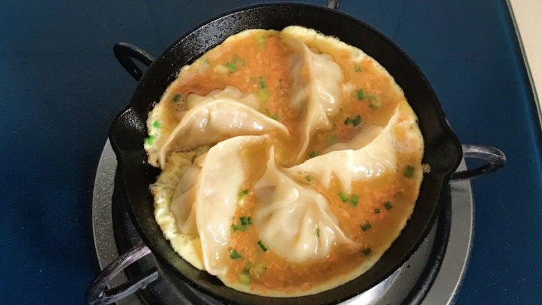 早餐+迷你铸铁锅抱蛋煎饺,再晃动锅子，让蛋液均匀分布在饺子四周