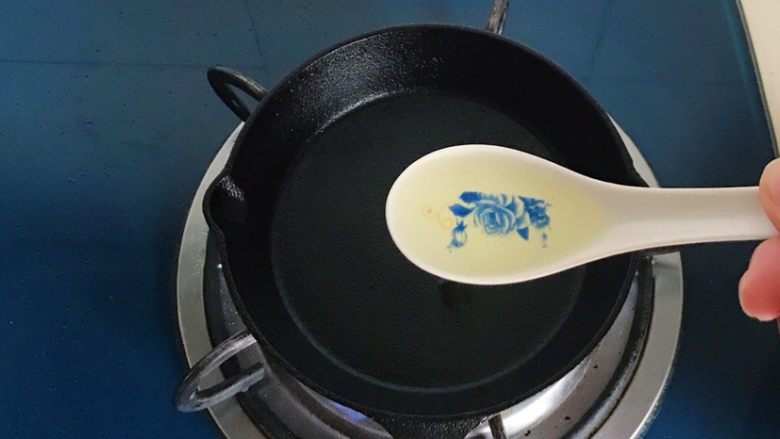 早餐+迷你铸铁锅抱蛋煎饺,放少许油，均匀分布后倒出多余的油