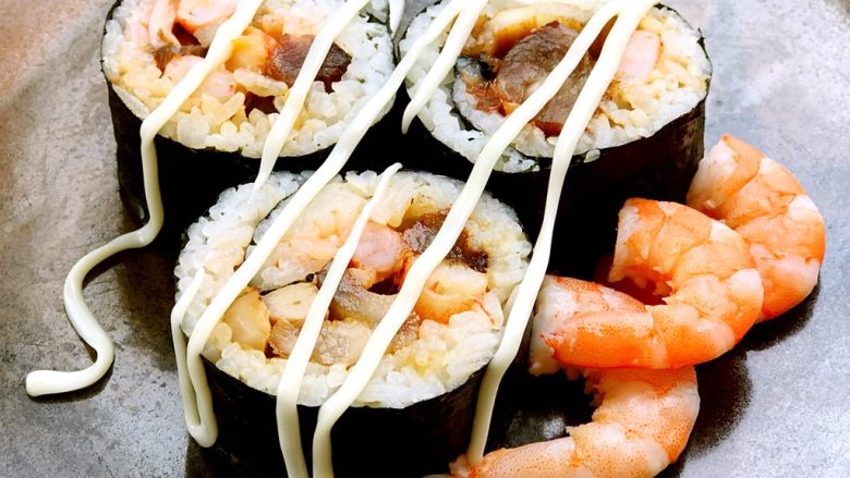 家常寿司卷,这里包含五花肉，虾仁，蔬菜，猪腰，叉烧