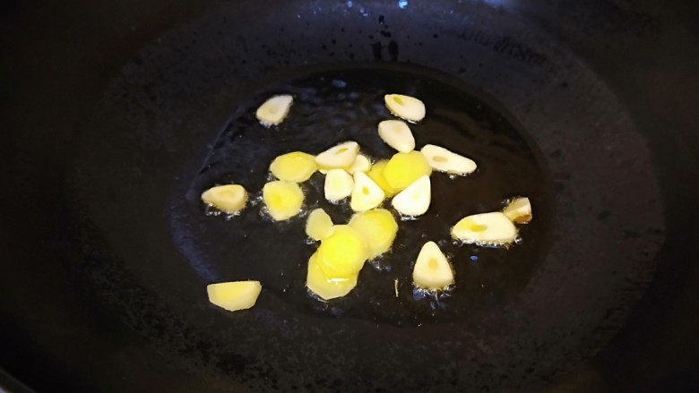 花花番茄鱼,锅中放入适量橄榄油爆香姜蒜片。