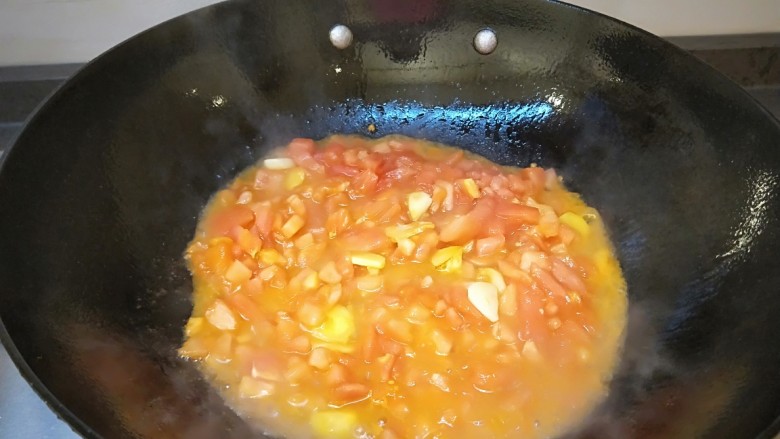 花花番茄鱼,加入两杯开水小火熬制。