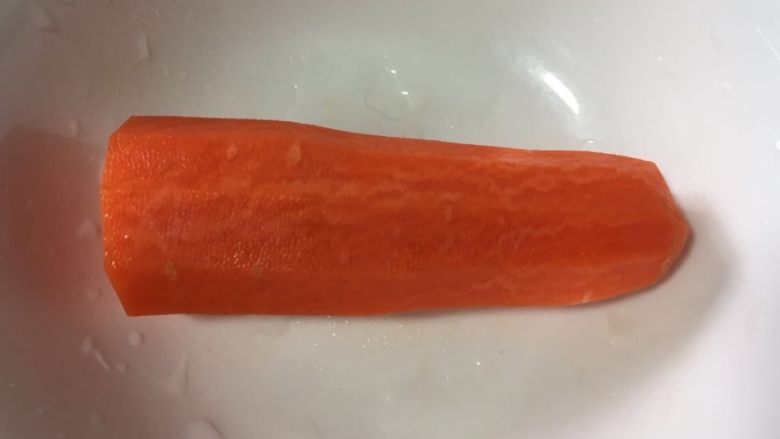 菠菜鱼丸汤,胡萝卜清洗干净并去皮