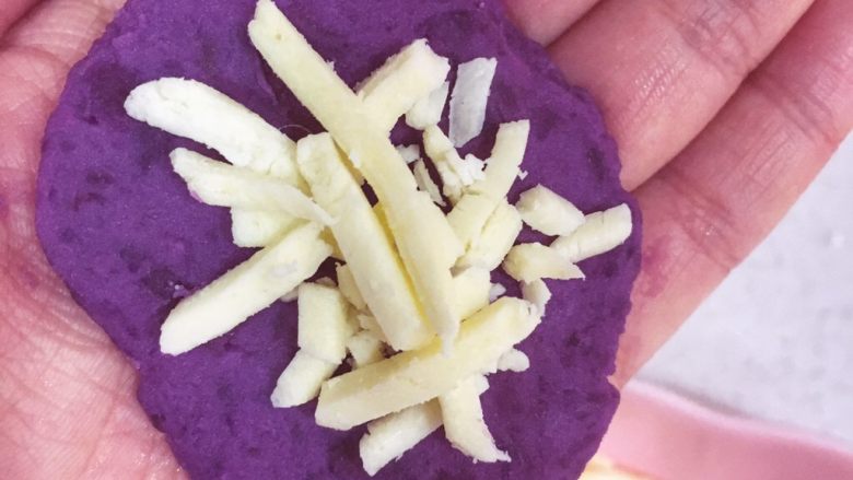 宝宝辅食10M➕：紫薯大米奶酪丸,放入少许奶酪