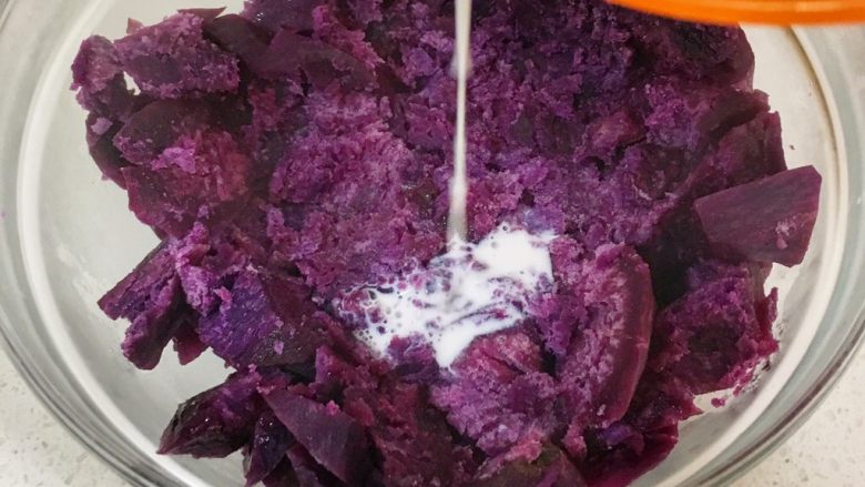宝宝辅食10M➕：紫薯大米奶酪丸,用勺子或者研磨器或擀面杖把蒸熟的紫薯压成泥，因为紫薯蒸完比较干，所以要在紫薯泥中缓缓倒入配方奶或牛奶