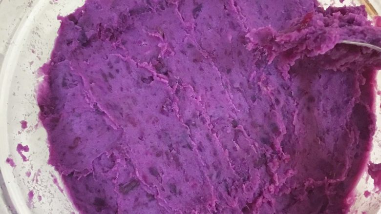 宝宝辅食10M➕：紫薯大米奶酪丸,紫薯泥的质地变得较为湿润即可