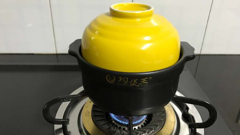 芒果椰汁黑米粥 ,煮开后小火煮40分钟。