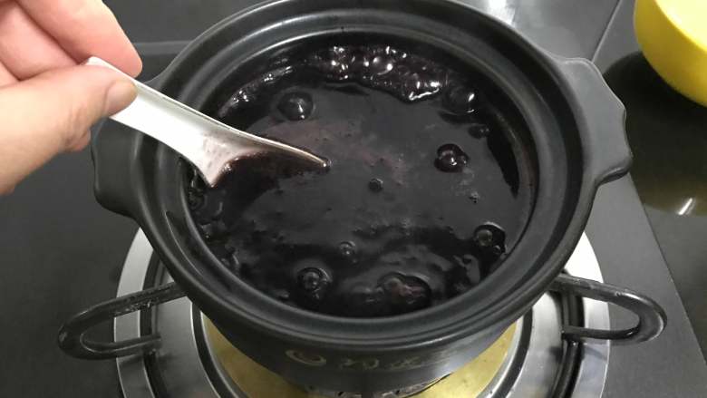 芒果椰汁黑米粥 ,其间要用勺子不断搅拌防止糊底。