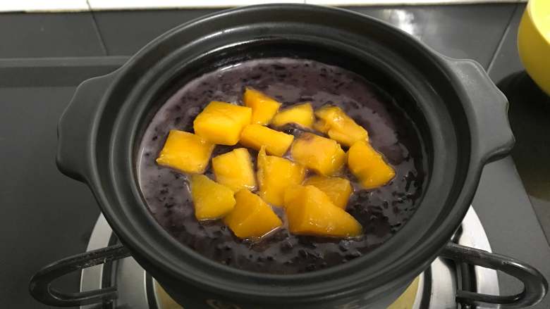 芒果椰汁黑米粥 ,搅匀后关火，放入芒果丁即可。