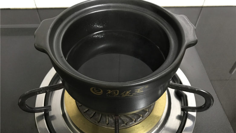 芒果椰汁黑米粥 ,砂锅中放入适量清水。