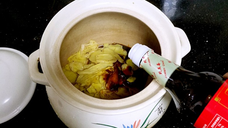 猪脚姜,将炒好的姜片放入煲中加入甜醋，先煲半小时。
