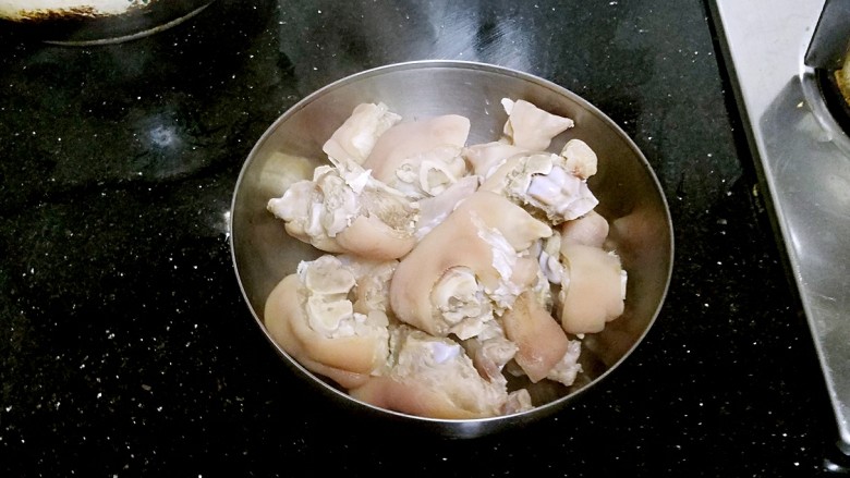 猪脚姜,煮好的猪手捞出，洗净。目的是煮熟并将杂质析出去掉。