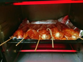 新奥尔良烤鸡翅,烤箱预热250度，上下火中层。先烤一会。