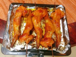 新奥尔良烤鸡翅,每隔8分钟拿出翻面刷油，防止粘底。大约40/分钟左右烤成。
