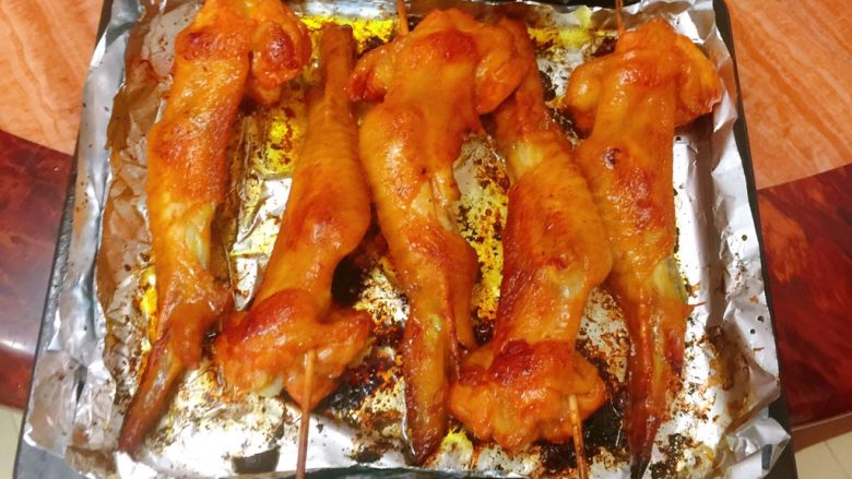 新奥尔良烤鸡翅,每隔8分钟拿出翻面刷油，防止粘底。大约40/分钟左右烤成。