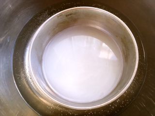 花朵杏仁塔,牛奶加砂糖搅拌均匀，隔水加热至砂糖融化